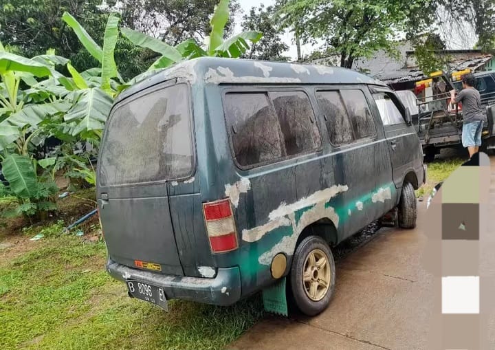 Mobil tua yang sudah lama tidak terpakai